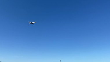 Orlando, FL / USA - 2 / 29 / 20: Bir Delta uçağı Orlando 'nun MCO Havalimanı' na iniş yapmak üzere gökyüzünde alçaktan uçuyor