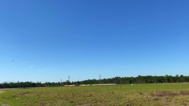 Orlando, FL / USA - 2 / 29 / 20: Güneybatı Havayolları 'ndan bir uçak Orlando Uluslararası Havalimanı' na inmek üzere alçaktan uçuyor