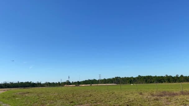 Orlando Usa Een Vliegtuig Van Southwest Airlines Vliegt Laag Door — Stockvideo