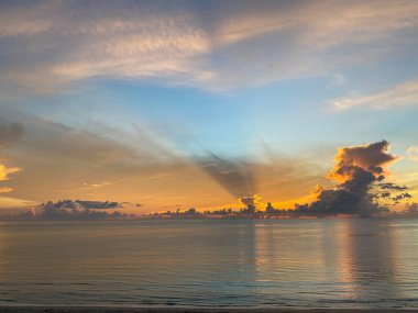 Atlantik Okyanusu 'nda gün doğumu Güzel bir sabah.