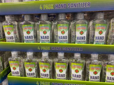 Orlando, FL / USA- 8 / 12 / 20: Orlando, Florida 'daki bir Sams Club' da satılık el dezenfektanı şişeleri.