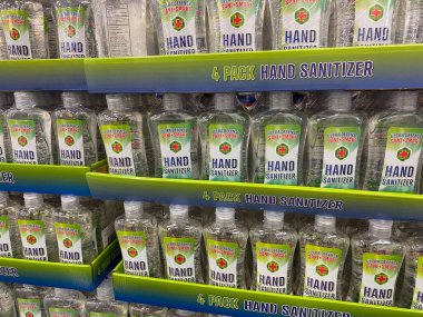 Orlando, FL / USA- 8 / 12 / 20: Orlando, Florida 'daki bir Sams Club' da satılık el dezenfektanı şişeleri.
