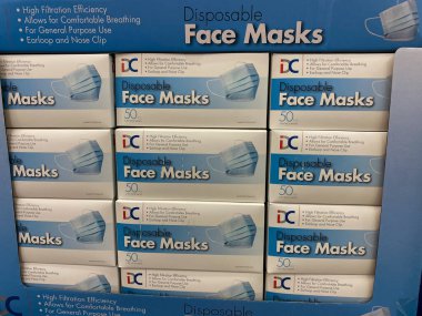 Orlando, FL / USA- 8 / 12 / 20: Orlando, Florida 'daki bir Sams Club' da satılık yüz maskesi kutuları.