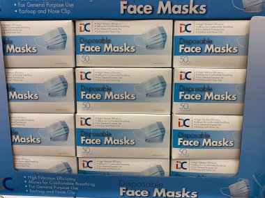 Orlando, FL / USA- 8 / 12 / 20: Orlando, Florida 'daki bir Sams Club' da satılık yüz maskesi kutuları.