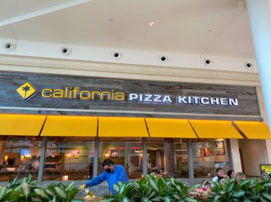 Orlando, FL / USA-7 / 4 / 20: Orlando, Florida 'daki Millenia alışveriş merkezindeki California Pizza Kitchen restoranının dışı.