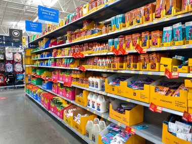 Orlando, FL / USA-7 / 19 / 20: Orlando, Florida 'da bir Walmart' ta okul malzemeleri bölümü.