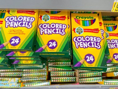 Orlando, FL / USA-7 / 19 / 20: Orlando, Florida 'daki bir Walmart' ta okul malzeme koridorunda Crayola Renkli Kalemlerin sergilenmesi.