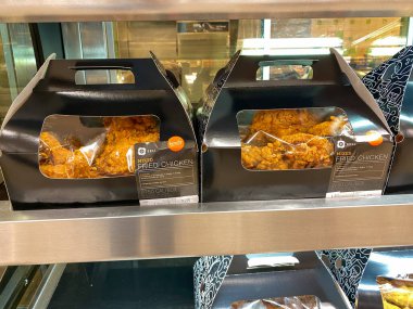 Orlando, FL / USA-7 / 23 / 20: Florida, Orlando 'da bir Publix marketinde sıcak bir vitrinde kızarmış tavuk.