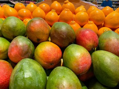 Marketteki çöp tenekesinde olgun renkli mangolar..