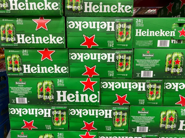 Orlando, FL / USA-8 / 15 / 20: Bir markette müşterilerin satın almasını bekleyen Heineken Şişe Birası kasaları. Heineken Hollanda 'nın bir ürünüdür..