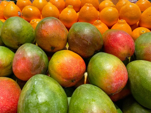 Marketteki çöp tenekesinde olgun renkli mangolar..