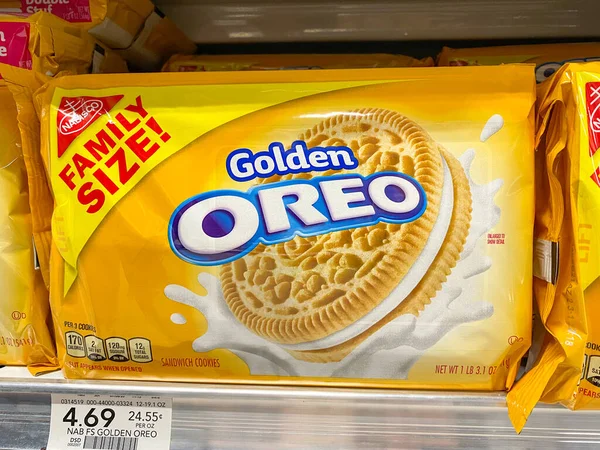 Orlando, FL / USA-8 / 19 / 20: Bir Publix marketinin vitrininde sergilenen bir paket Altın Oreo kurabiyesi.