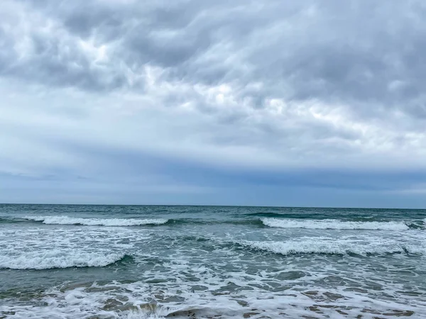 Kuzey Hutchinson Adası Florida kıyılarında güzel ve bulutlu bir günde okyanus dalgaları sahile vuruyor..