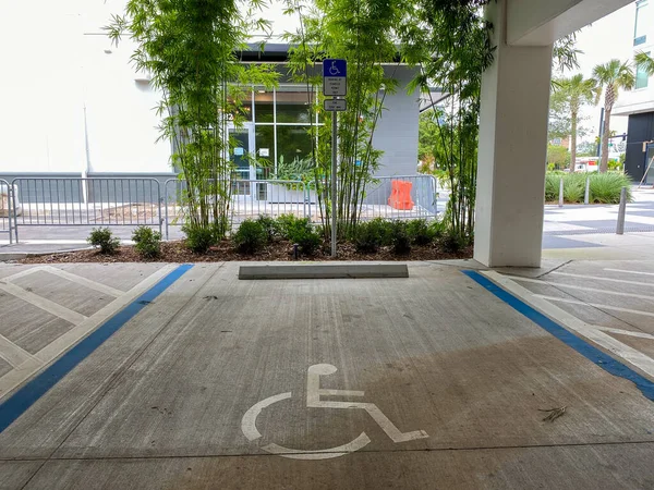 Orlando Usa 아파트 단지의 주차장에 장애인 — 스톡 사진