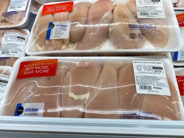 Orlando, FL / USA - 8 / 19 / 20: Orlando, Florida 'da bir Publix marketinin et reyonunda kemiksiz derisiz tavuk göğsü paketleri.