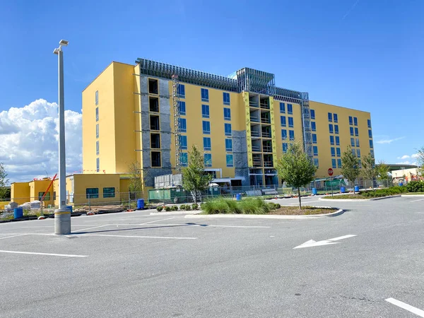 Orlando, FL / USA - 8 / 14 / 20: Nona Orlando Gölü, Florida 'da yapım aşamasında olan bir otel.