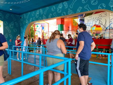Orlando, FL / USA-8 / 31 / 20: Orlando, FL 'deki Walt Disney World' deki Hollywood Stüdyoları Parkı 'ndaki Oyuncak Hikayesi Dünyası' nda Slinky Dog Dash hız trenine binmek için kuyruktaki insanlar.
