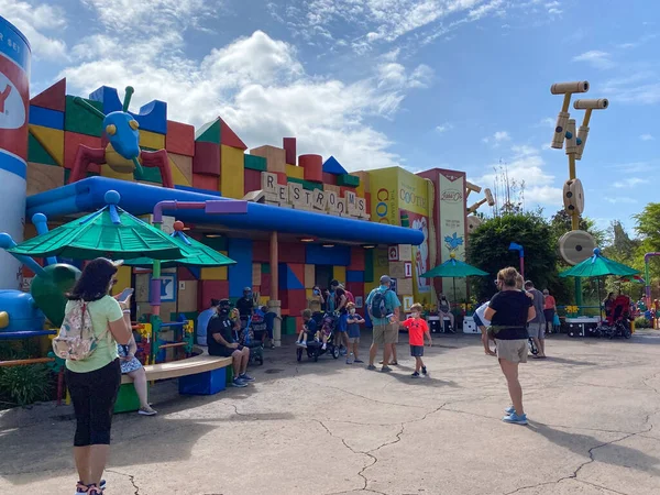 Orlando, FL / USA-8 / 31 / 20: Uzaylı Girdapları 'nın karşısındaki tuvalet girişi Orlando, FL' deki Walt Disney World 'deki Hollywood Stüdyoları Parkı' nda..