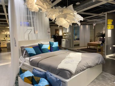 Orlando, FL / USA- 8 / 25 / 20: Orlando, Florida 'da bir IKEA mağazasında yatak odası sergisi.