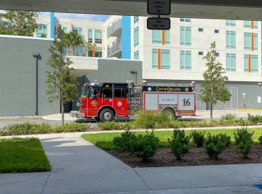 Orlando, FL / USA- 8 / 28 / 20: Orlando şehrinin Orlando, Florida 'daki Pixon Apartmanı' ndaki itfaiye aracı.