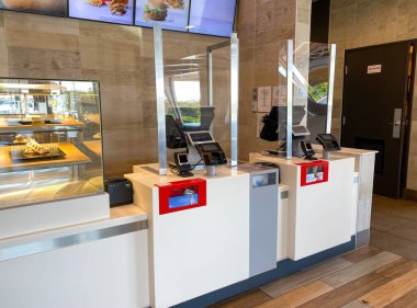 Orlando, FL / USA-9 / 1 / 20: Orlando, Florida 'daki McDonalds' da koronavirüs salgını için pleksiglas kalkanlı sipariş ve ödeme sayacı.