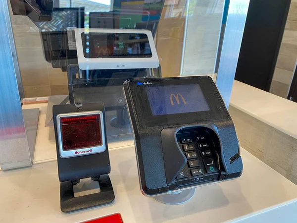 Orlando, FL / USA-9 / 1 / 20: Orlando, Florida 'da bir McDonalds kredi kartı makinesi.