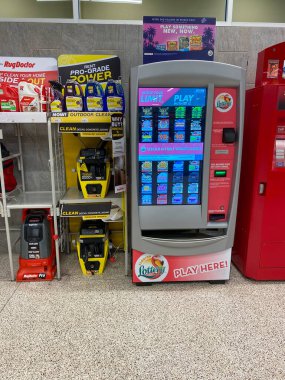 Orlando, FL / USA - 7 / 12 / 20: Bir Publix marketinin içinde bulunan bir piyango makinesi büfesi.