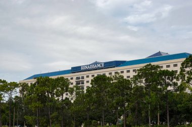 Orlando, FL / USA - 7 / 19 / 20: Orlando, Florida 'daki Seaworld Park' ın dışındaki Rönesans Oteli.