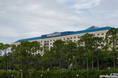 Orlando, FL / USA - 7 / 19 / 20: Orlando, Florida 'daki Seaworld Park' ın dışındaki Rönesans Oteli.