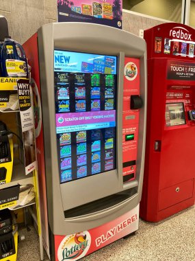 Orlando, FL / USA - 6 / 27 / 20: Bir Publix marketinin içinde bulunan bir piyango makinesi büfesi.