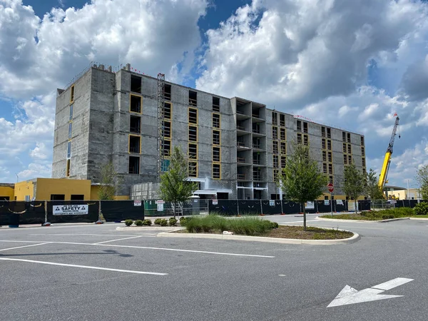 Orlando, FL / USA - 7 / 12 / 20: Nona Orlando Gölü, Florida 'da yapım aşamasında olan bir otel.