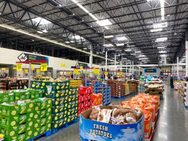 Orlando, FL / USA -5 / 15 / 20: Taze meyve ve sebzelerin tüketiciler tarafından satın alınmaya hazır olduğu bir Sams Club marketinin taze üretim reyonu.