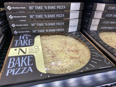 Orlando, FL / USA -5 / 15 / 20: Bir Sams Club marketinde tüketiciler tarafından satın alınmaya hazır bir kutu Take n Bake Pizza.