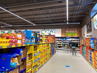 Orlando, FL / USA-5 / 16 / 20: Bir Aldi marketinde müşterilerin satın almasını bekleyen çeşitli patates cipsi ve kurabiyeler.