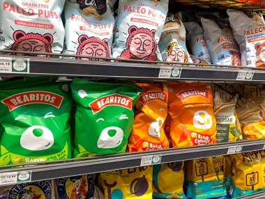 Orlando, FL / USA-5 / 10 / 20: Whole Foods Market Marketinde Patates, Paleo Puffs ve Bearitos Chips sergisi.
