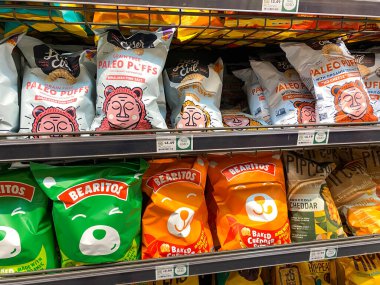 Orlando, FL / USA-5 / 10 / 20: Whole Foods Market Marketinde Patates, Paleo Puffs ve Bearitos Chips sergisi.