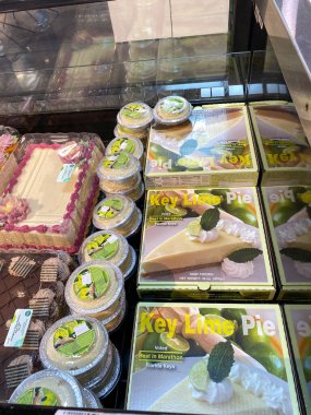 Orlando, FL / USA-5 / 10 / 20: Whole Foods Market 'te kek ve Key Lime Pies gösterisi.