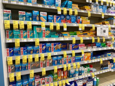 Orlando, FL / USA-5 / 10 / 20: Orlando, Florida 'daki bir Walgreens eczanesinde bir ekran bandı, neosporin, polisporin ve antibiyotik merhemi.