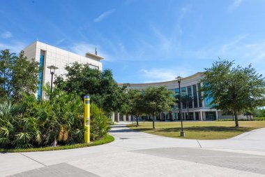 Orlando, FL / USA - 5 / 7 / 20: Orlando, Florida 'daki Lake Nona bölgesindeki Central Florida Tıp Fakültesi Dış Üniversitesi.