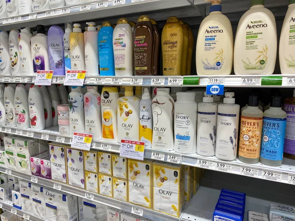 Orlando Usa Display Aveeno Dove Olay Body Wash Publix Grocery — стоковое фото