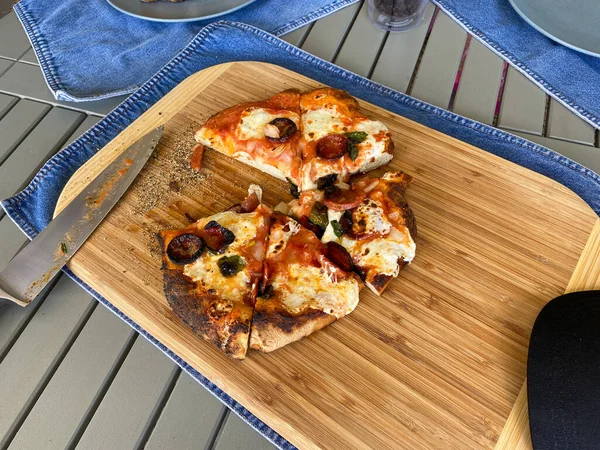 自家製ピザは自宅で薪オーブンで調理されています — ストック写真