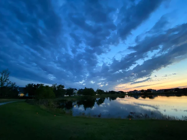 Belo Pôr Sol Rosa Laranja Azul Refletindo Lago Bairro Suburbano — Fotografia de Stock