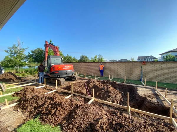 Orlando Usa Una Retroexcavadora Cavando Agujero Para Una Piscina Detrás — Foto de Stock