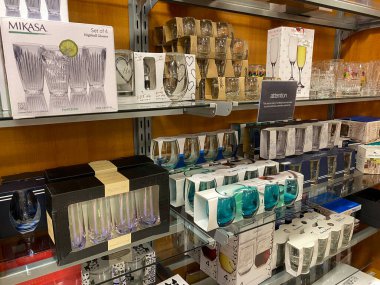 Orlando, FL / USA-5 / 16 / 20: Orlando, Florida 'daki bir TJ Maxx mağazasında satılık cam sergi.