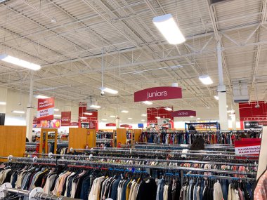 Orlando, FL / USA-5 / 16 / 20: Orlando, Florida 'daki bir TJ Maxx mağazasının genel görünümü.