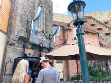 Orlando, FL / USA-9 / 10 / 20: Orlando, FL 'deki Walt Disney World' de EPCOT 'da Norveç Pavilyonunda Donmuş Yolculuk' un girişi.