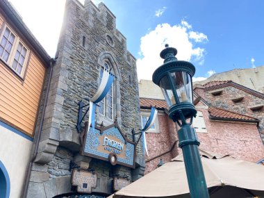 Orlando, FL / USA-9 / 10 / 20: Orlando, FL 'deki Walt Disney World' de EPCOT 'da Norveç Pavilyonunda Donmuş Yolculuk' un girişi.