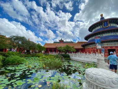 Orlando, FL / USA-9 / 10 / 20: Orlando, FL 'deki Walt Disney World' de EPCOT 'un Çin Pavilyonunun girişindeki su özelliği.