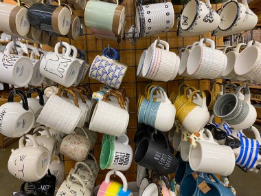 Orlando, FL / USA-9 / 12 / 20: Orlando, Florida 'da bir Cost Plus Dünya Market perakende mağazasında renkli kahve fincanları sıraları.