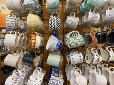 Orlando, FL / USA-9 / 12 / 20: Orlando, Florida 'da bir Cost Plus Dünya Market perakende mağazasında renkli kahve fincanları sıraları.